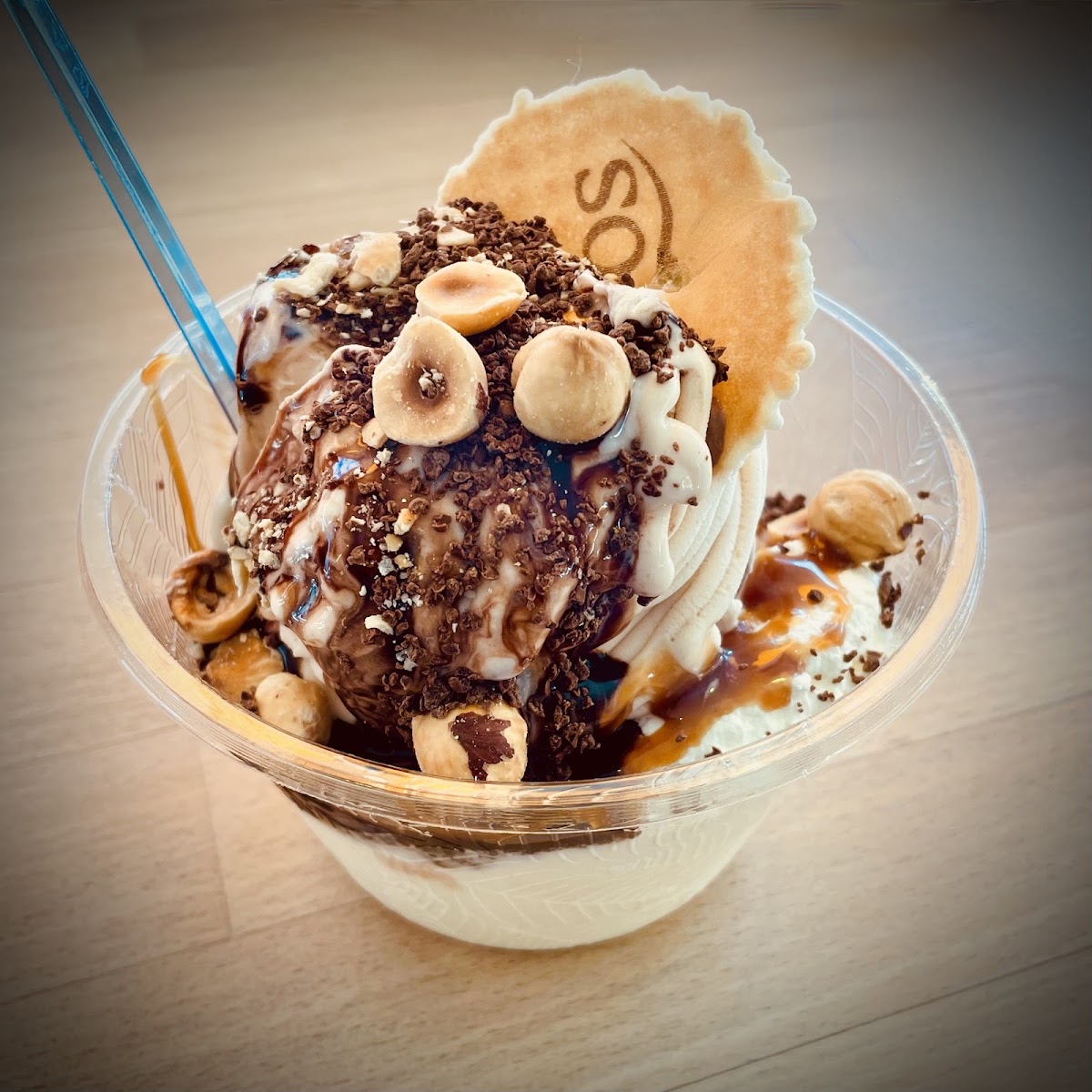 Eisbecher mit Haselnüssen, Karamell und Waffelchip im Eiscafé Ros Göppingen
