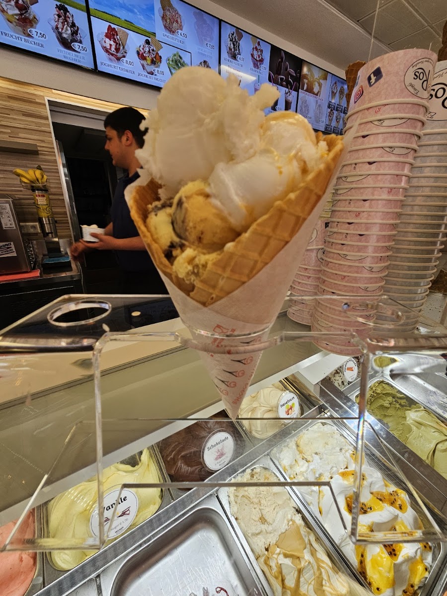 Eiswaffel mit mehreren Kugeln hausgemachtem Eis vom Eiscafé Ros Göppingen
