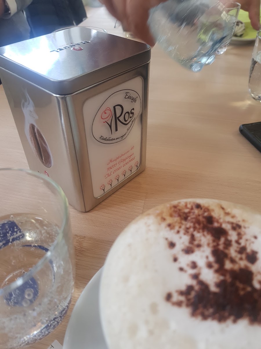 Cappuccino mit Kakaopulver auf dem Tisch im Eiscafé Ros Göppingen