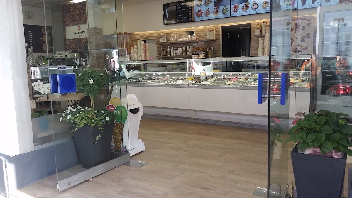Eingang und Eistheke des Eiscafé Ros in der Hauptstraße 49, Göppingen