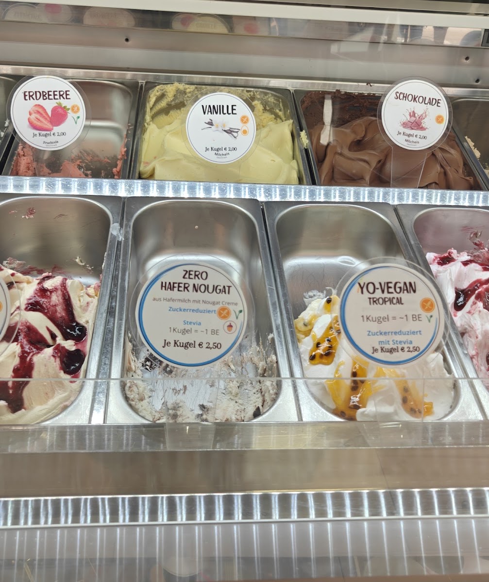 Eistheke des Eiscafé Ros mit Erdbeer-, Vanille- und Schokoladeneis sowie veganen Sorten
